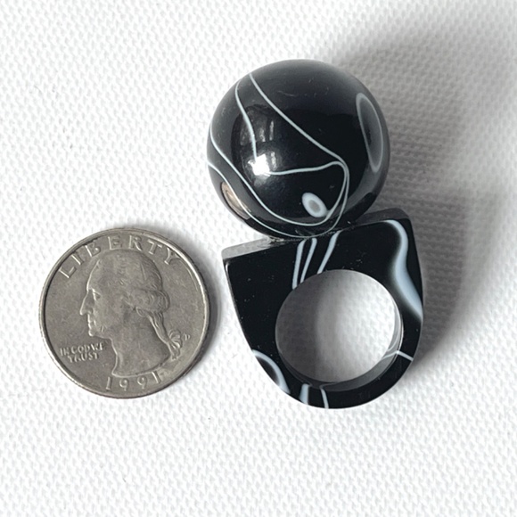 Vintage Size 6.75 Lucite Ring Chunky Ball Top White Black Swirl Statement Unisex - Picture 2 of 12